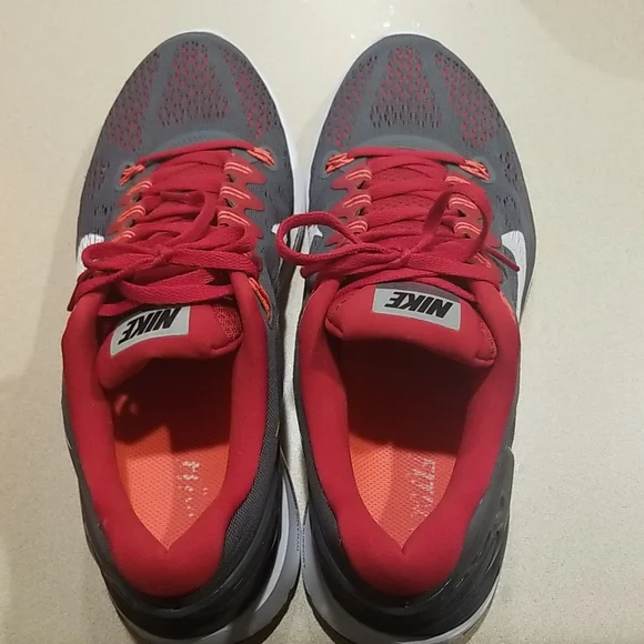 Nike shoes - Picture 2 of 4